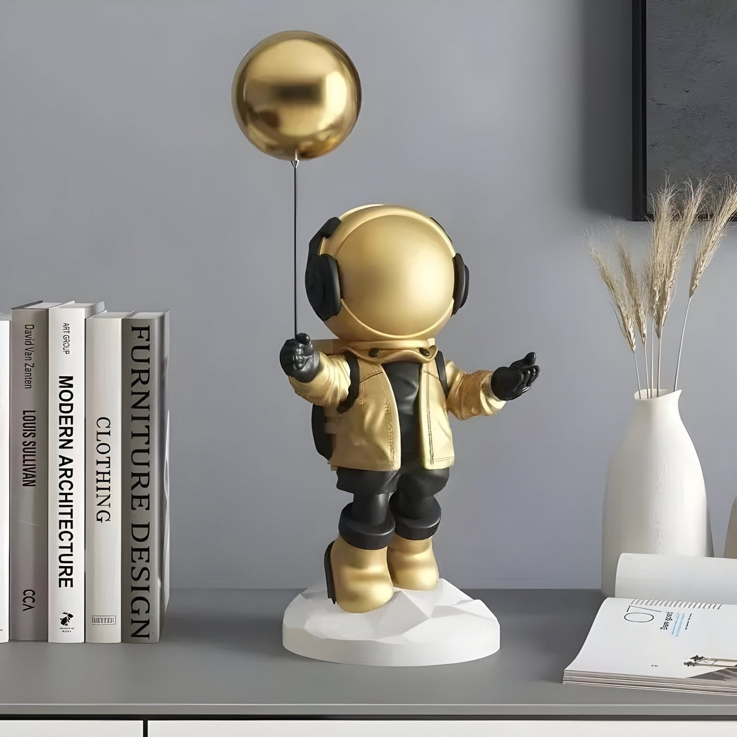 Petite Figurine Astronaute en Or Céleste en Ballon - 42cm