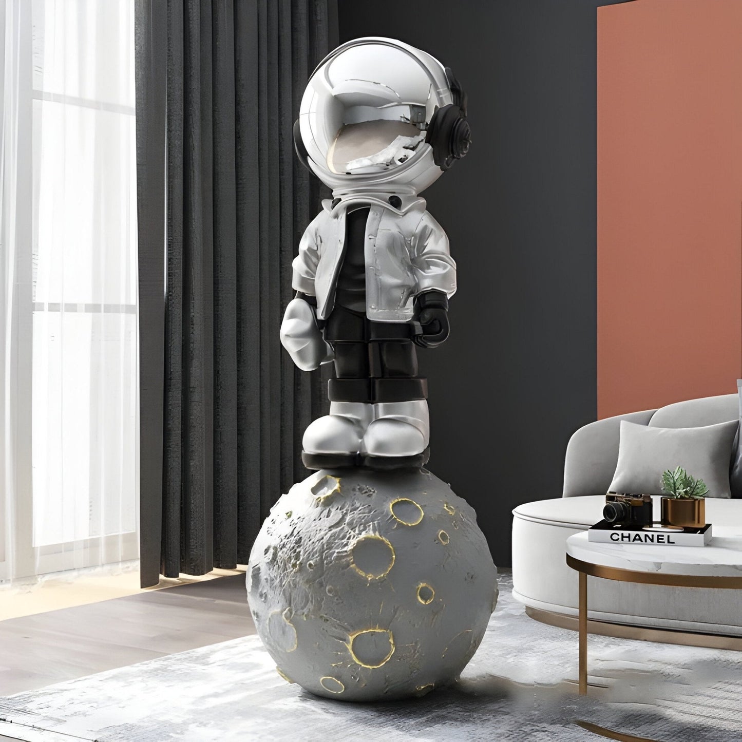 Grande sculpture d'astronaute en argent lunaire battant sur la lune - 140 cm
